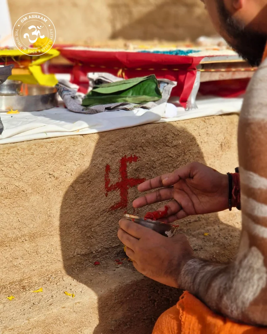 Pujya Maharaj draw symbol of Swastika on the side of the altar.